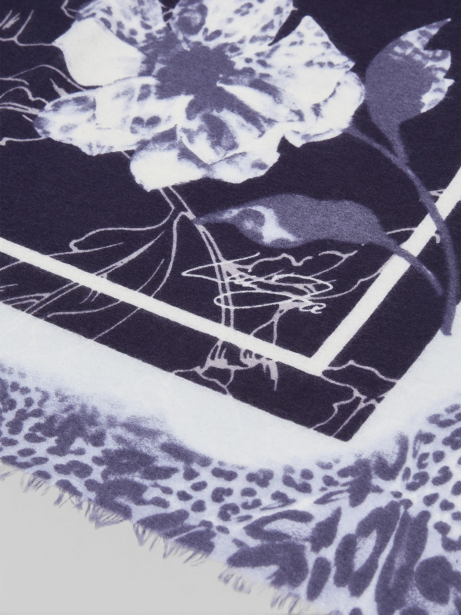 Stola Liu.Jo Flower Maculata Blu - immagine 3