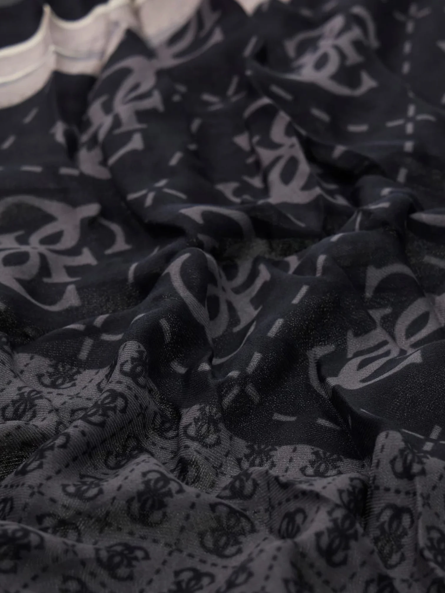 Kefiah Printed Logo Guess Lindsey Coal - immagine 2