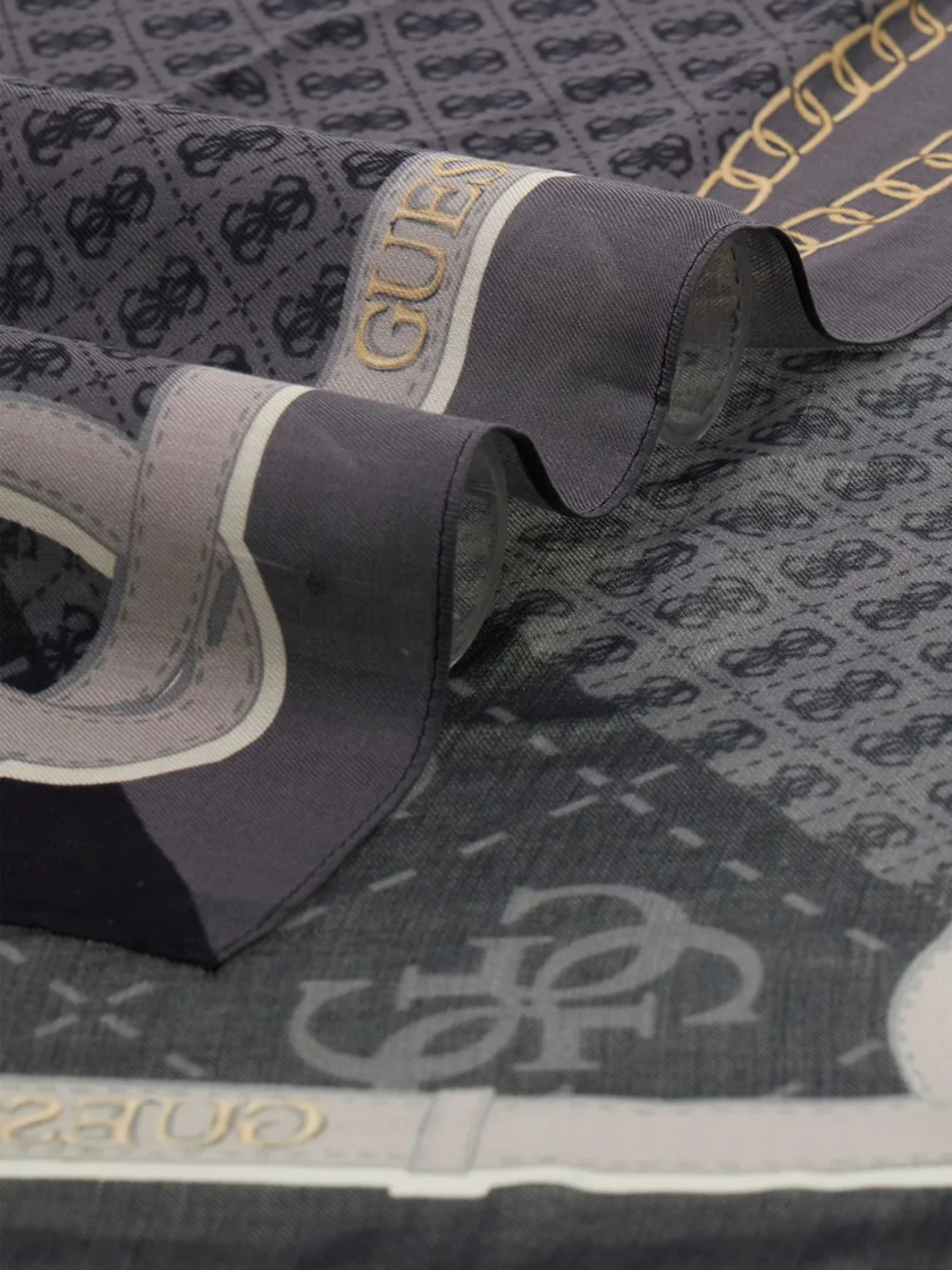 Kefiah Printed Logo Guess Lindsey Coal - immagine 3